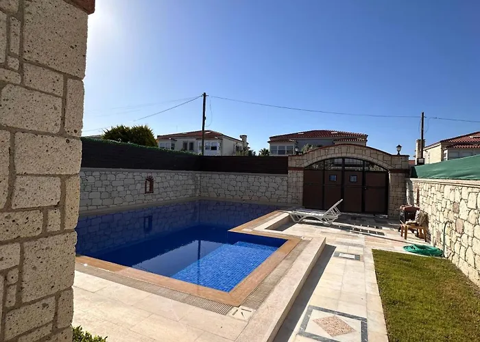 Alacati Stone House Fun - With Private Pool Vila