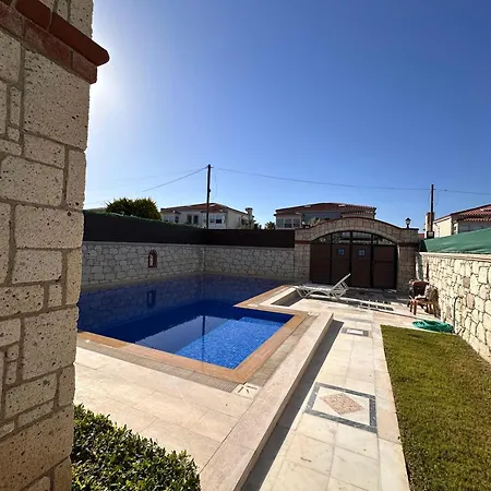 Alacati Stone House Fun - With Private Pool Villa