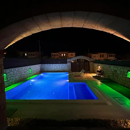 Villa Alacati Stone House Fun - With Private Pool Cesme